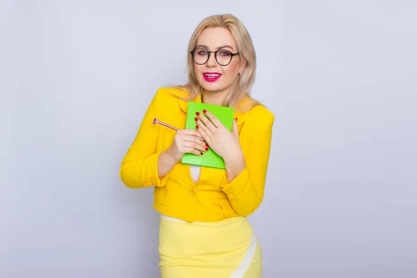 Retrato de mulher loira com livros e caneta — Fotografia de Stock