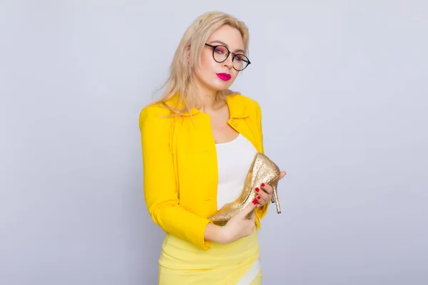 Glamour blonde vrouw met gouden schoenen — Stockfoto