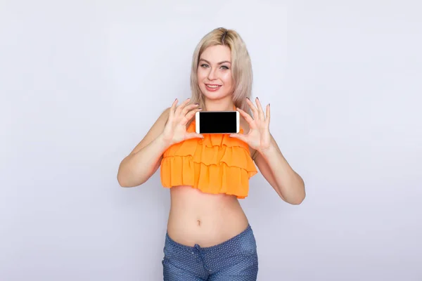 Blonde woman showing black screen mobile phone — Stock Photo, Image