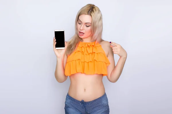 Femme blonde montrant téléphone portable écran noir — Photo