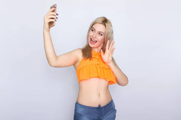 Donna bionda che fa selfie — Foto Stock