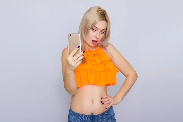 Blonde woman with smartphone — Stock Photo, Image