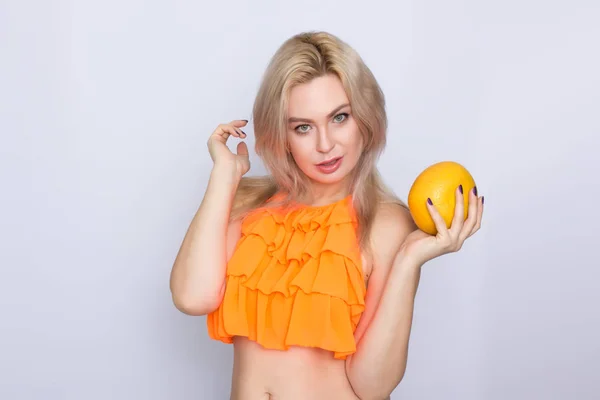Femme blonde aux agrumes orange — Photo