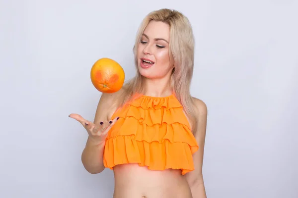 Femme blonde aux agrumes orange — Photo