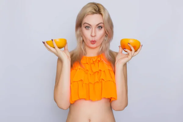 Blonde Frau mit Grapefruitscheiben — Stockfoto