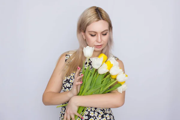 Blonde woman holding bouquet of tulips — Stock Photo, Image