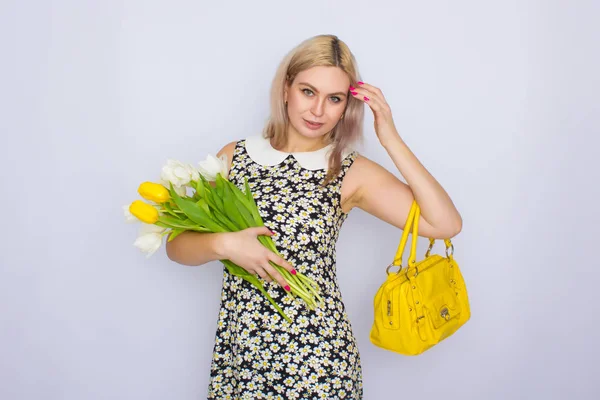 Mulher loira segurando buquê de tulipas — Fotografia de Stock