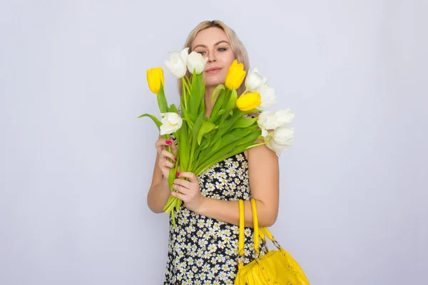Mulher loira segurando buquê de tulipas — Fotografia de Stock