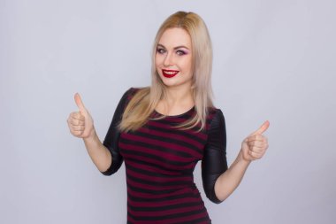 Kırmızı ve siyah elbiseli sarışın kadın