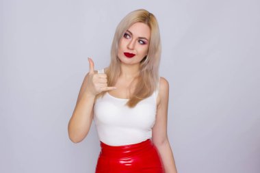 Kırmızı deri etek ve beyaz gömlek sarışın kadın