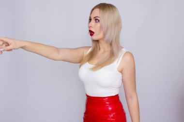 Kırmızı deri etek ve beyaz gömlek sarışın kadın