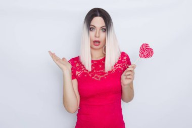 Sarışın kadın büyük kalp şeker yeme