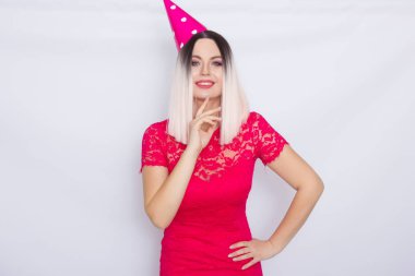 Sarışın kadın doğum gününü kutluyor