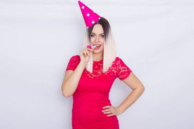 Sarışın kadın doğum gününü kutluyor