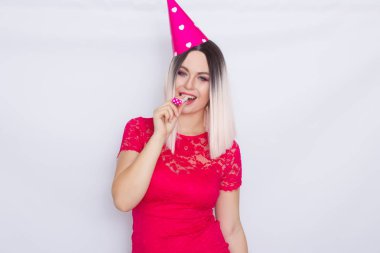 Sarışın kadın doğum gününü kutluyor