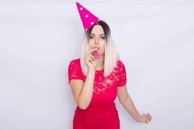 Sarışın kadın doğum gününü kutluyor