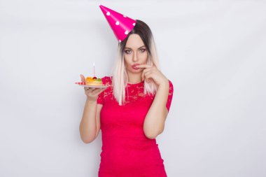 Sarışın parti şapkası tutan pasta