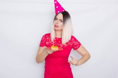 Sarışın parti şapkası tutan pasta