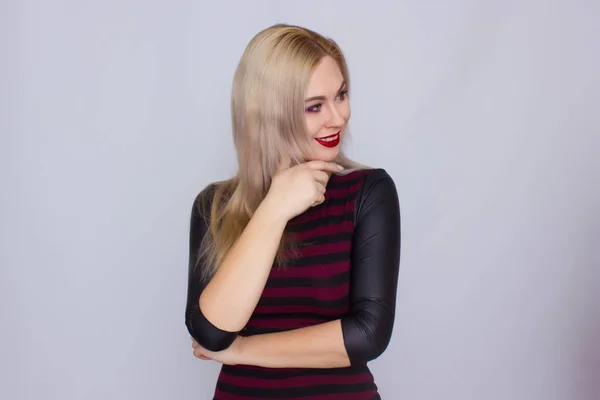 Mujer rubia en vestido rojo y negro — Foto de Stock