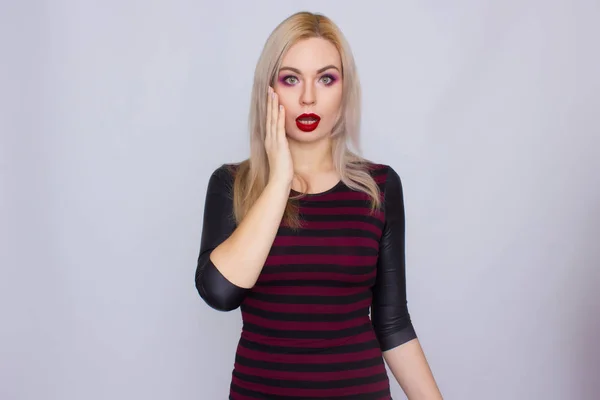 Blonde Frau im rot-schwarzen Kleid — Stockfoto