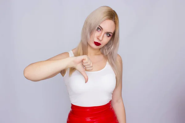 Mujer rubia en falda de cuero rojo y camisa blanca —  Fotos de Stock