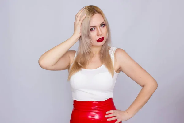 赤い革のスカートと白いシャツのブロンドの女性 — ストック写真