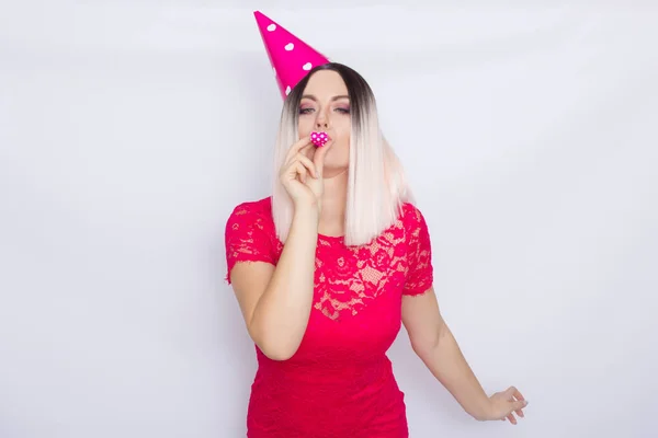 Blondine feiert Geburtstag — Stockfoto