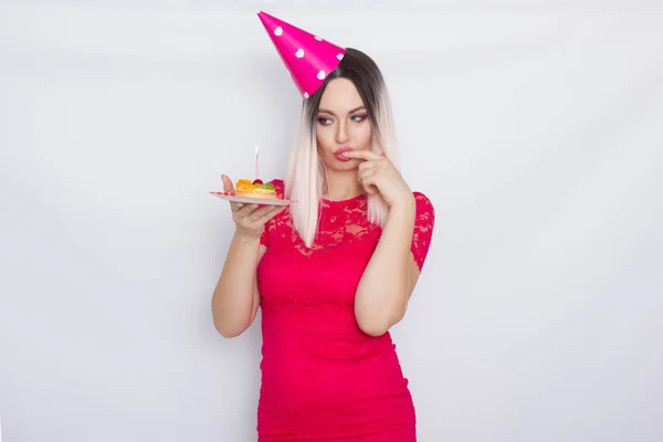 금발의 에 파티 모자 보유 케이크 — 스톡 사진