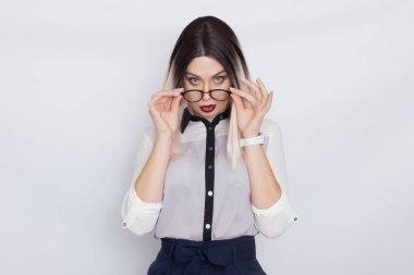 Gözlük takan güzel iş kadını görüntüsü