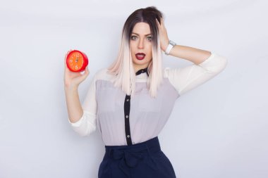 Elinde kırmızı çalar saat tutan sarışın kadın