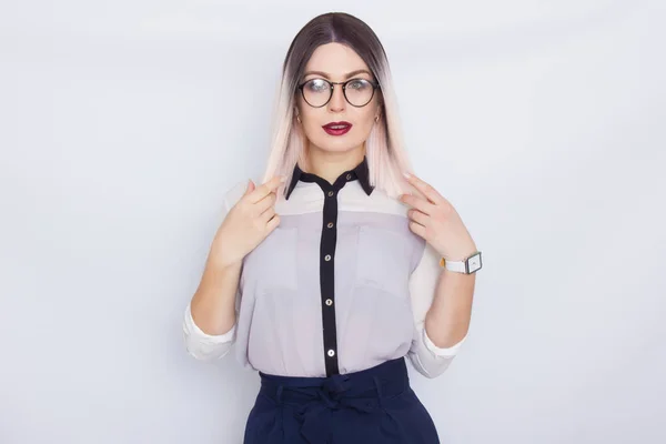 Образ красивой деловой женщины в очках — стоковое фото
