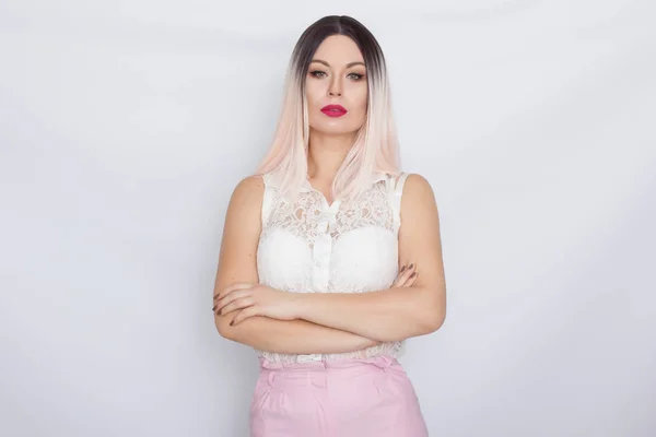 Hermosa mujer sobre fondo blanco en el estudio — Foto de Stock