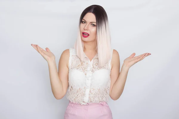 Hermosa mujer sobre fondo blanco en el estudio — Foto de Stock