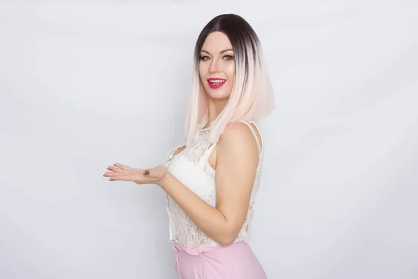 Schöne Frau auf weißem Hintergrund im Studio — Stockfoto