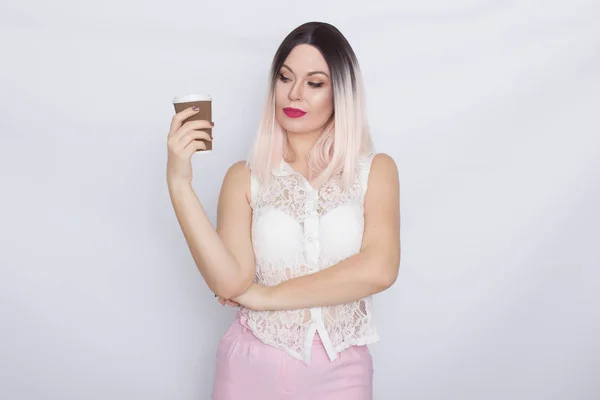 Donna bionda in camicia bianca con tazza di caffè — Foto Stock