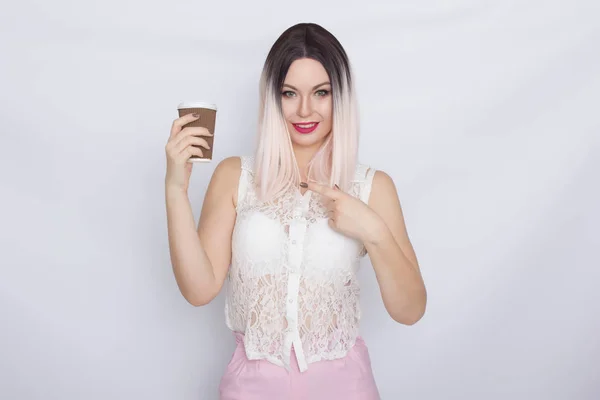 Mulher loira em camisa branca com xícara de café — Fotografia de Stock