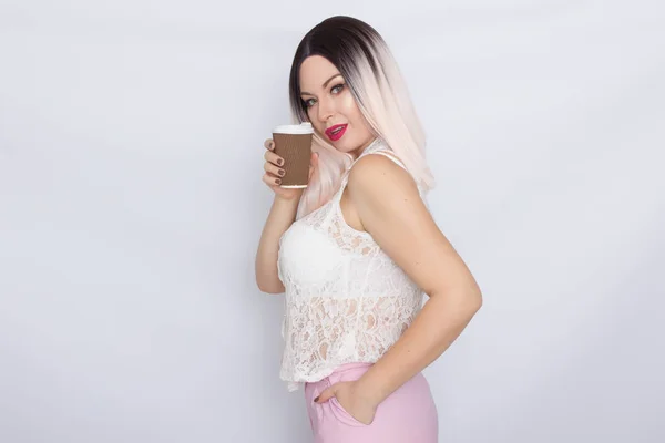 Mujer rubia en camisa blanca con taza de café — Foto de Stock