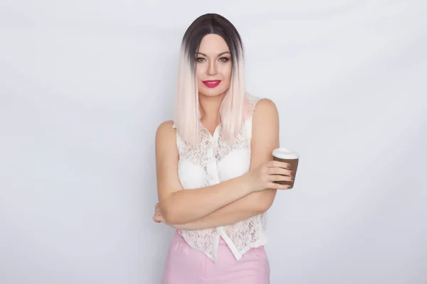Blond kobieta w białej koszulce z filiżanką kawy — Zdjęcie stockowe