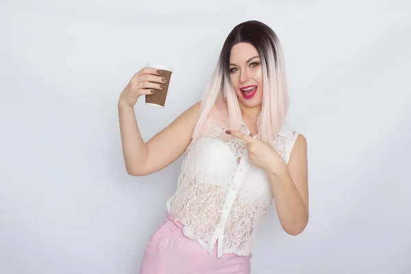 コーヒーのカップと白いシャツのブロンドの女性 — ストック写真