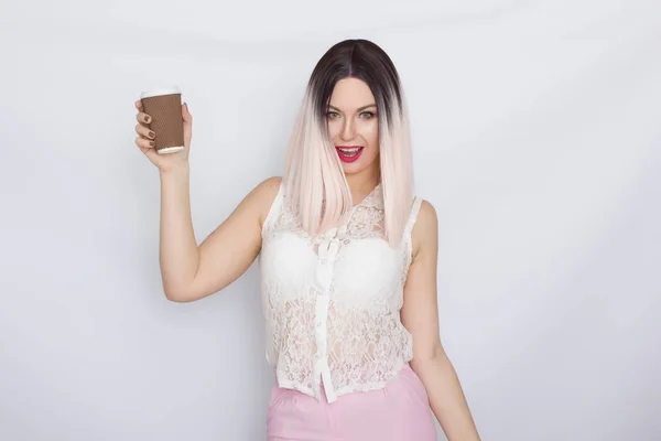 Mujer rubia en camisa blanca con taza de café —  Fotos de Stock