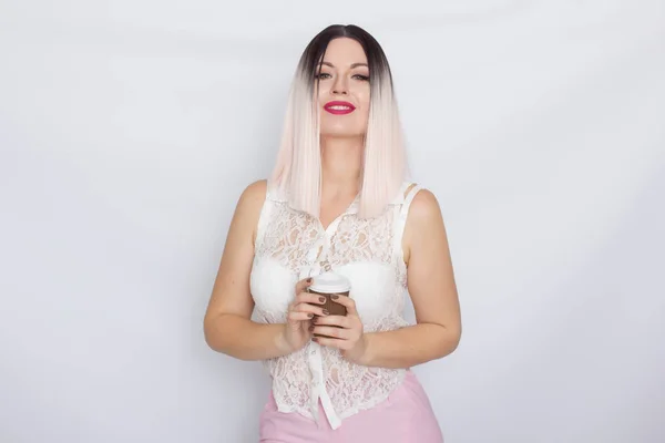 Mulher loira em camisa branca com xícara de café — Fotografia de Stock