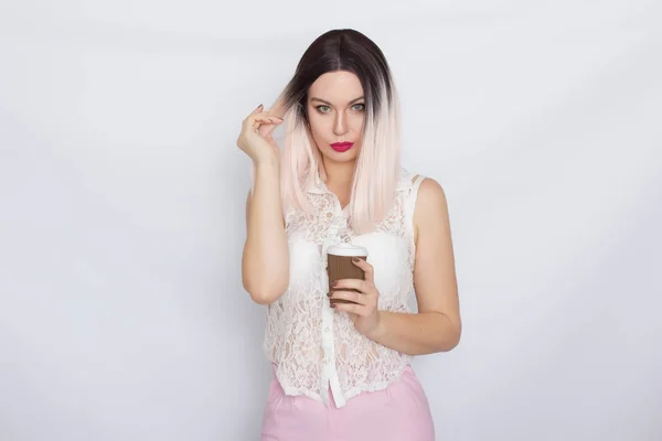 Blonde Frau im weißen Hemd mit Tasse Kaffee — Stockfoto