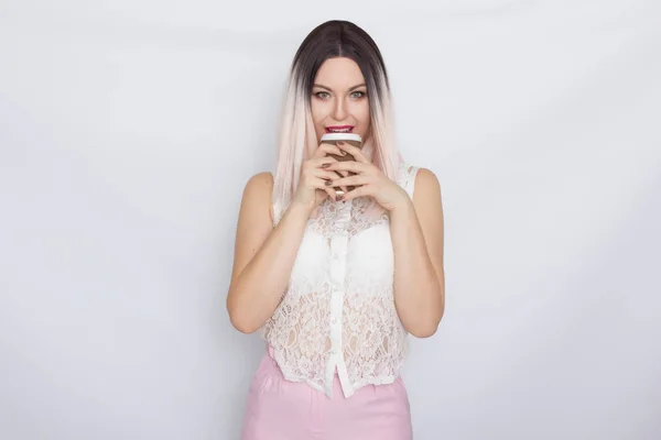 Mulher loira em camisa branca com xícara de café — Fotografia de Stock