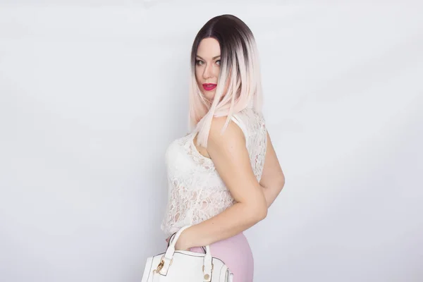 Donna bionda con borsetta bianca — Foto Stock