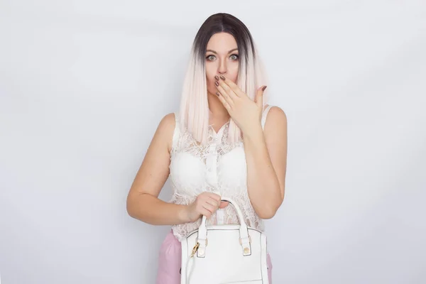 Mulher loira com bolsa branca — Fotografia de Stock