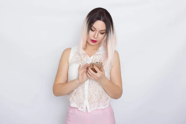Mulher loira segurando telefone celular — Fotografia de Stock