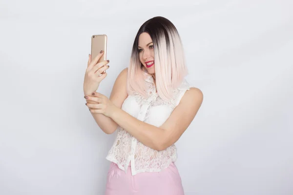 Donna bionda con cellulare in mano — Foto Stock