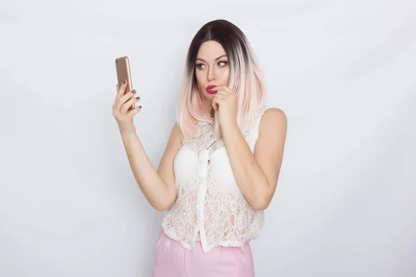 Mulher loira segurando telefone celular — Fotografia de Stock