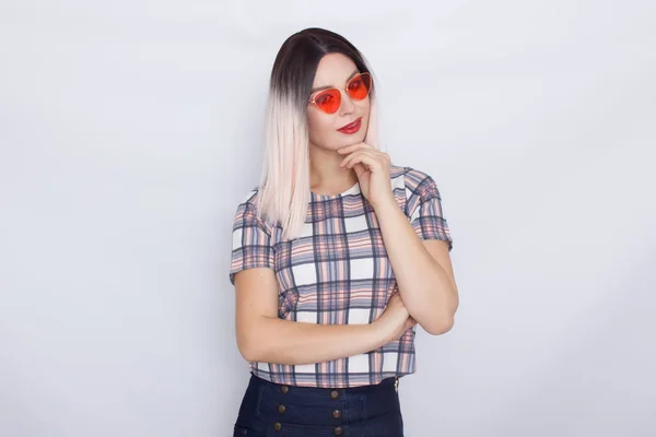 Mujer rubia con gafas de sol sobre fondo blanco — Foto de Stock