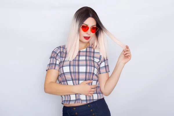 Mujer rubia con gafas de sol sobre fondo blanco —  Fotos de Stock